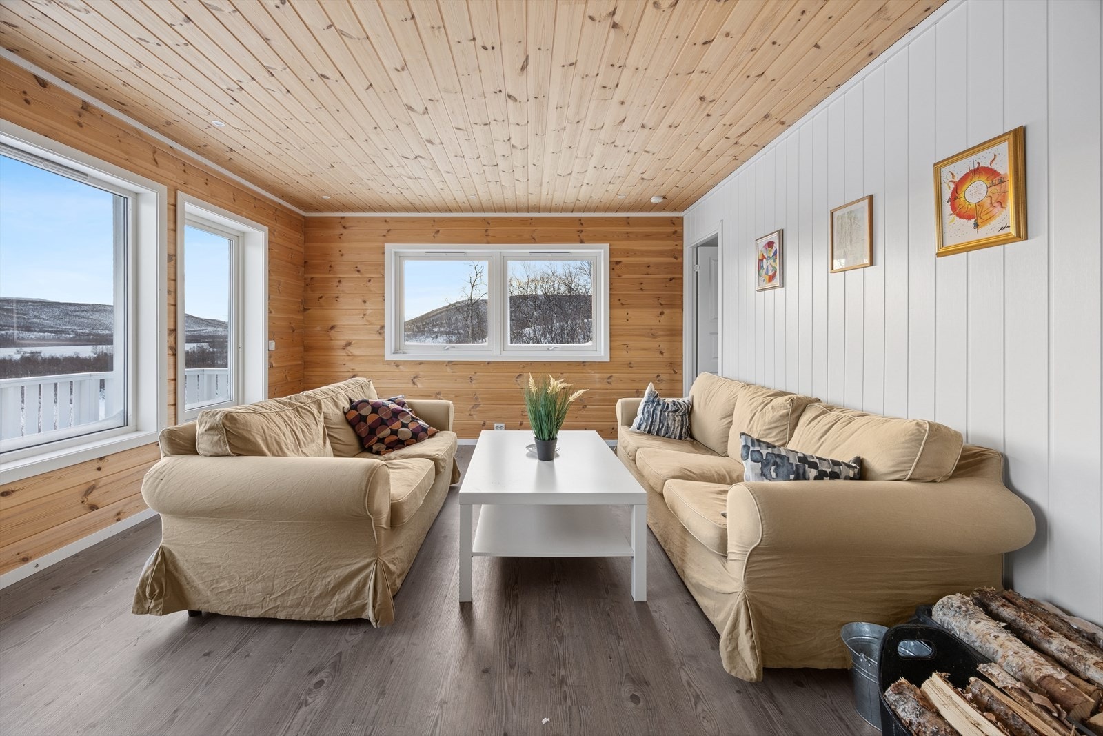 Fra stuen er det fin utsikt og det er gode lysforhold. Galleribilde