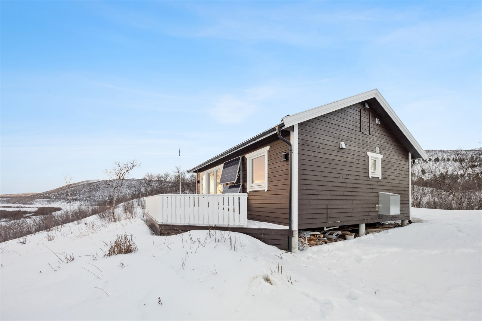Deanugeaidnu 6215 er en sjarmerende fritidseiendom som ligger idyllisk til ved Deanugeaidnu og Tanavassdraget, omtrent 62 km nordøst for Karasjok og 52 km fra Utsjoki i Finland. Galleribilde