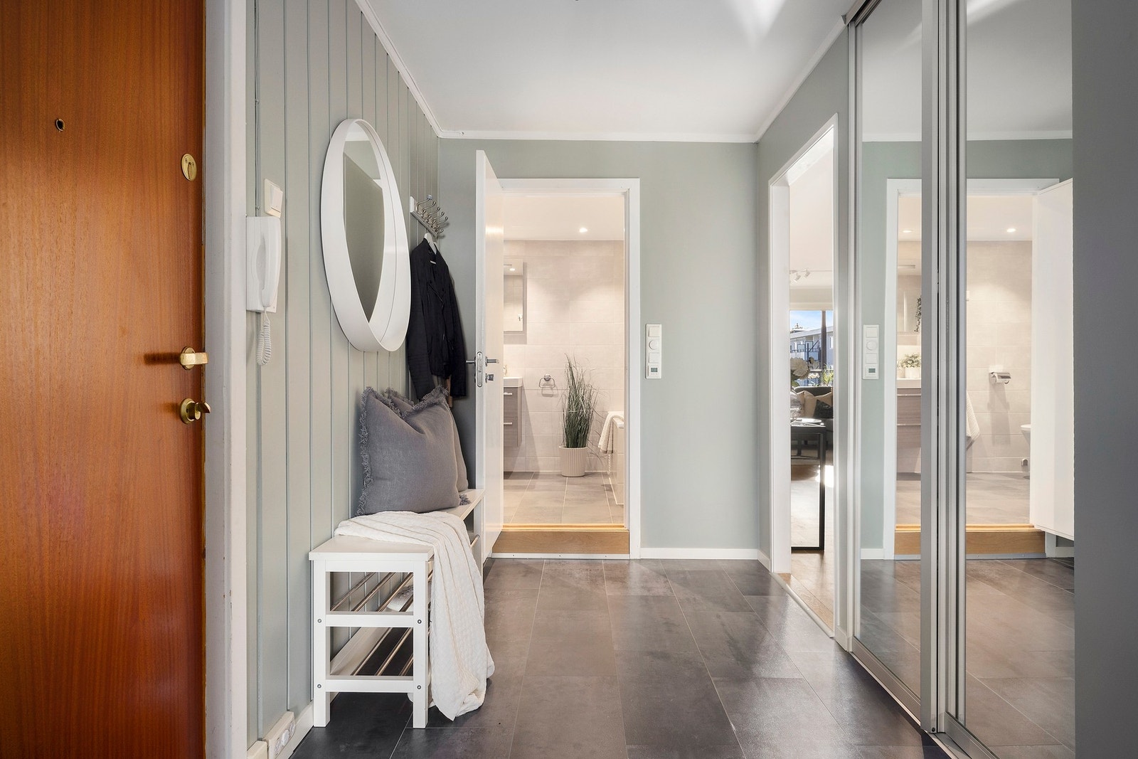 Velkommen inn i entreen. Her er det to garderobeskap og plass til å ta i mot gjester Galleribilde