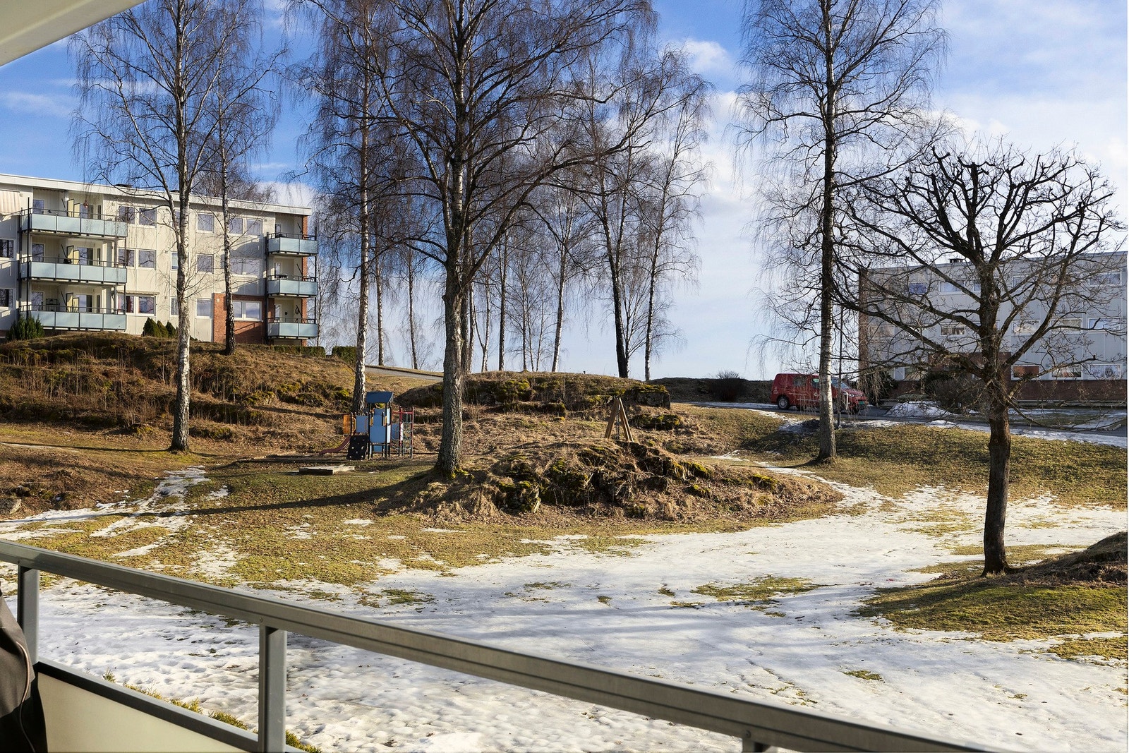 De grønne fellesarealene er ekstra fine om sommeren og nytes godt av familier, barn og kjæledyr Galleribilde