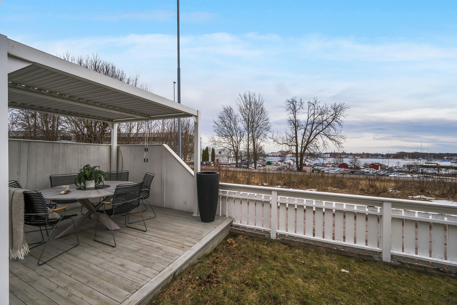 Terrasse med fjordutsikt - utsikten medfølger men ikke Pergolaen... Galleribilde