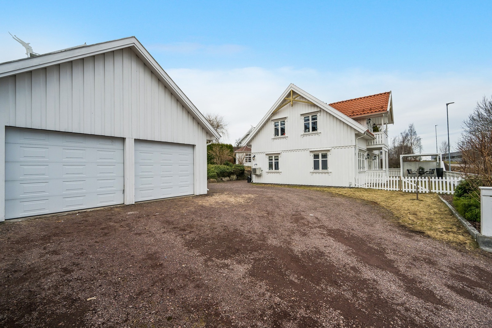 Dobbel garasje med gode lagringsmuligheter og mul. for montering av el. bil lader Galleribilde