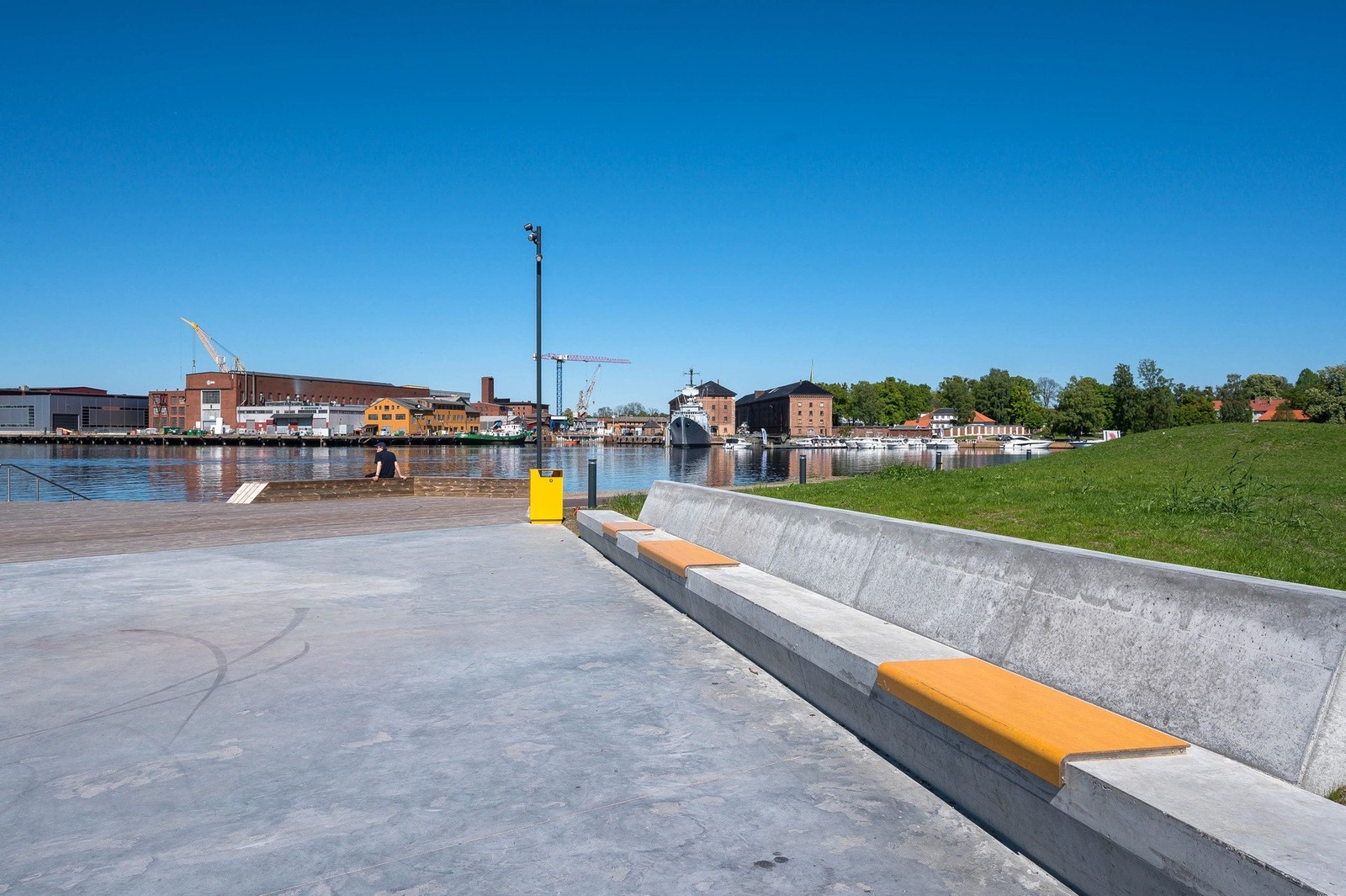Den oppgraderte Strandpromenaden har flere lekeplasser, benker og bademuligheter Galleribilde
