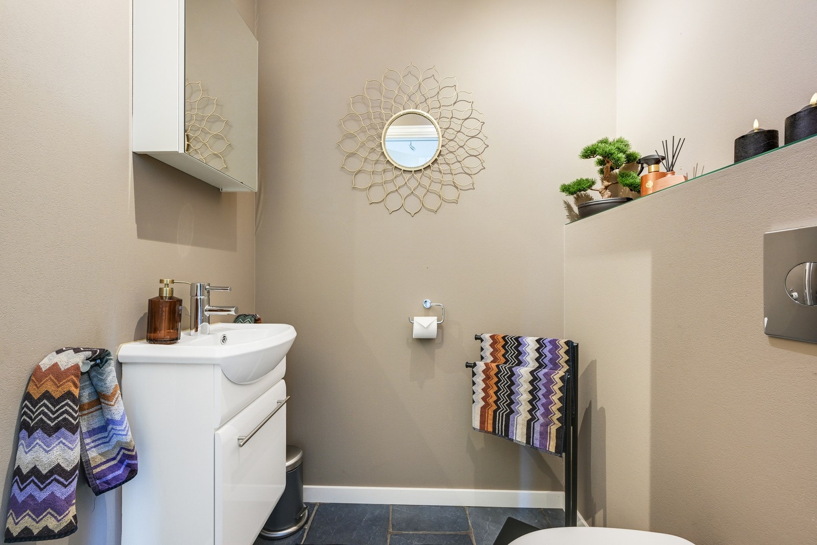I tilknytning til wc-rommet er det et oppusset wc-rom Galleribilde