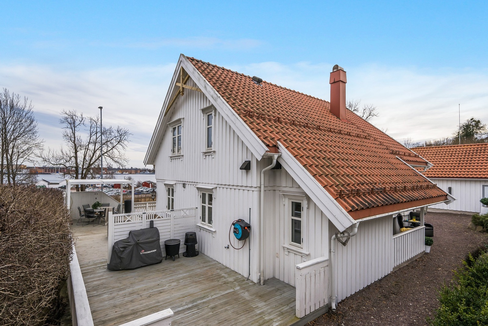 Boligen har flere uteplasser - her ser vi litt av den lune terrassen med kveldssol Galleribilde