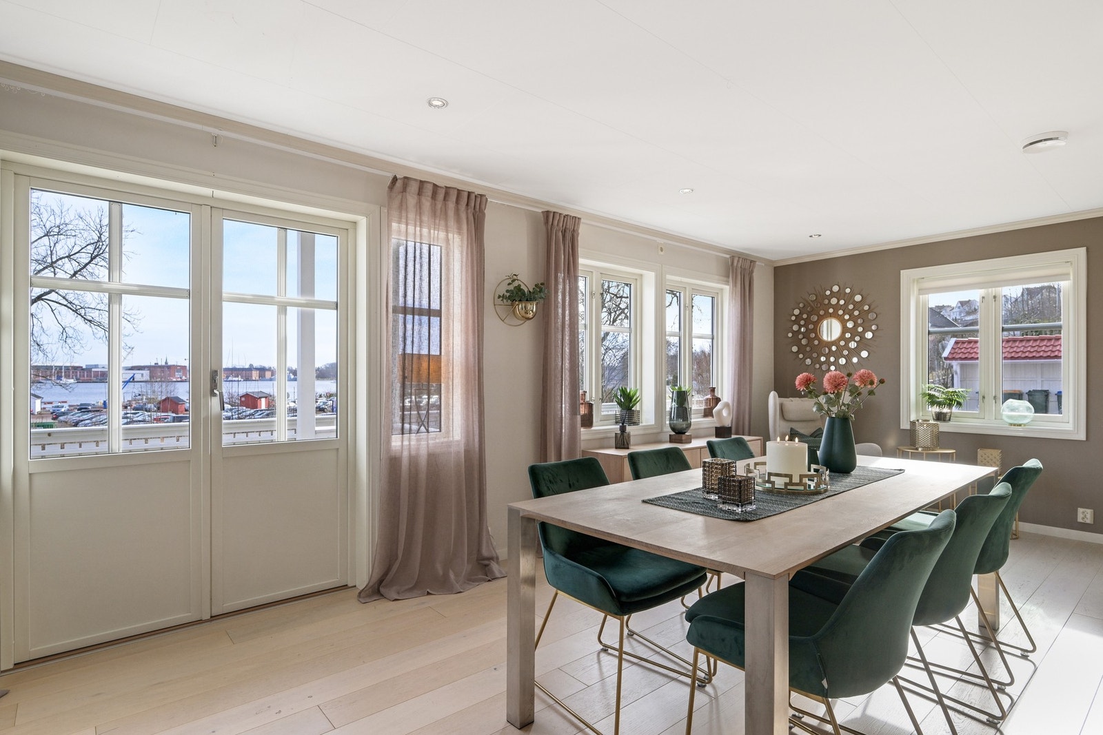 God plass for spisestue/langbord og utgang til hage mot fjorden Galleribilde
