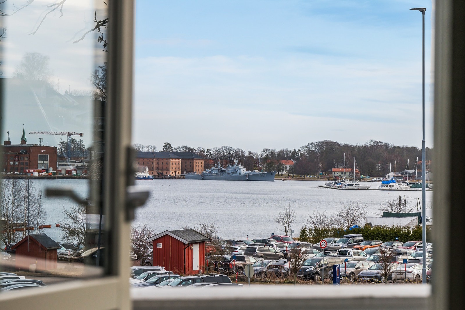 Flott utsikt fra begge stuene og ned mot indre havn og Karljohansvern Galleribilde