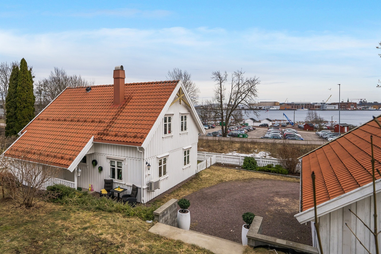 Hagetomt med flere fine uteplasser og ca. 100 meter ned til Pluggen båthavn Galleribilde