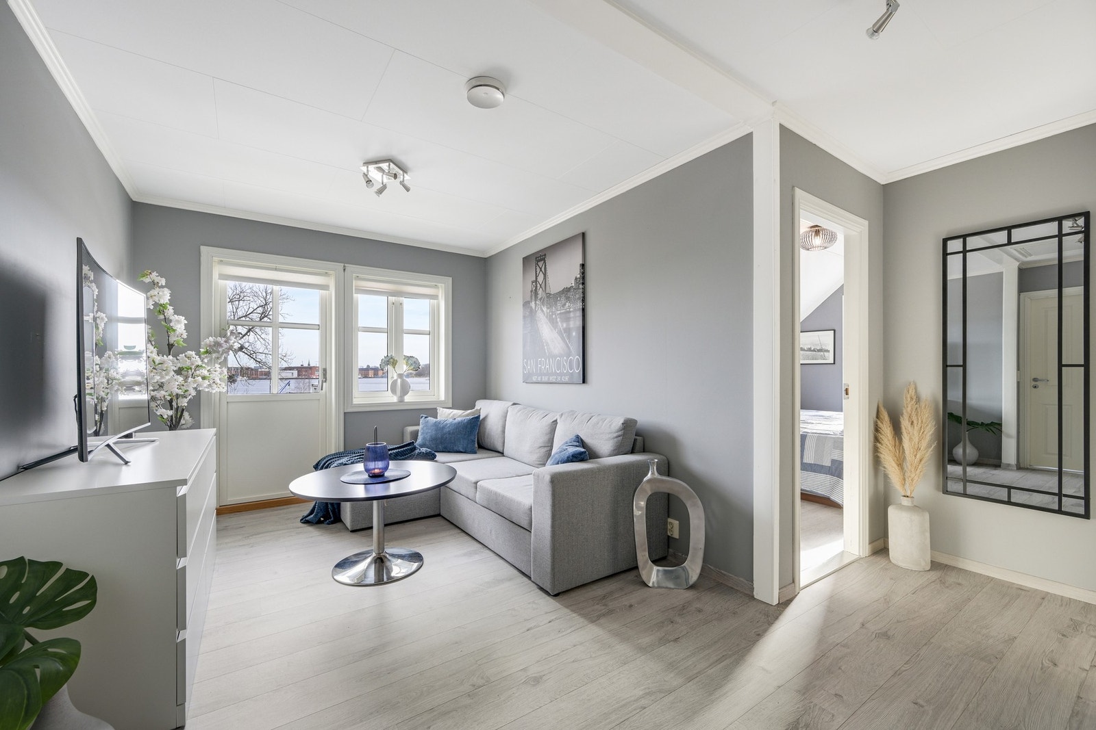 Loftstue/TV-stue - dette var opprinnelig eget soverom og kan enkelt omgjøres til dette igjen Galleribilde