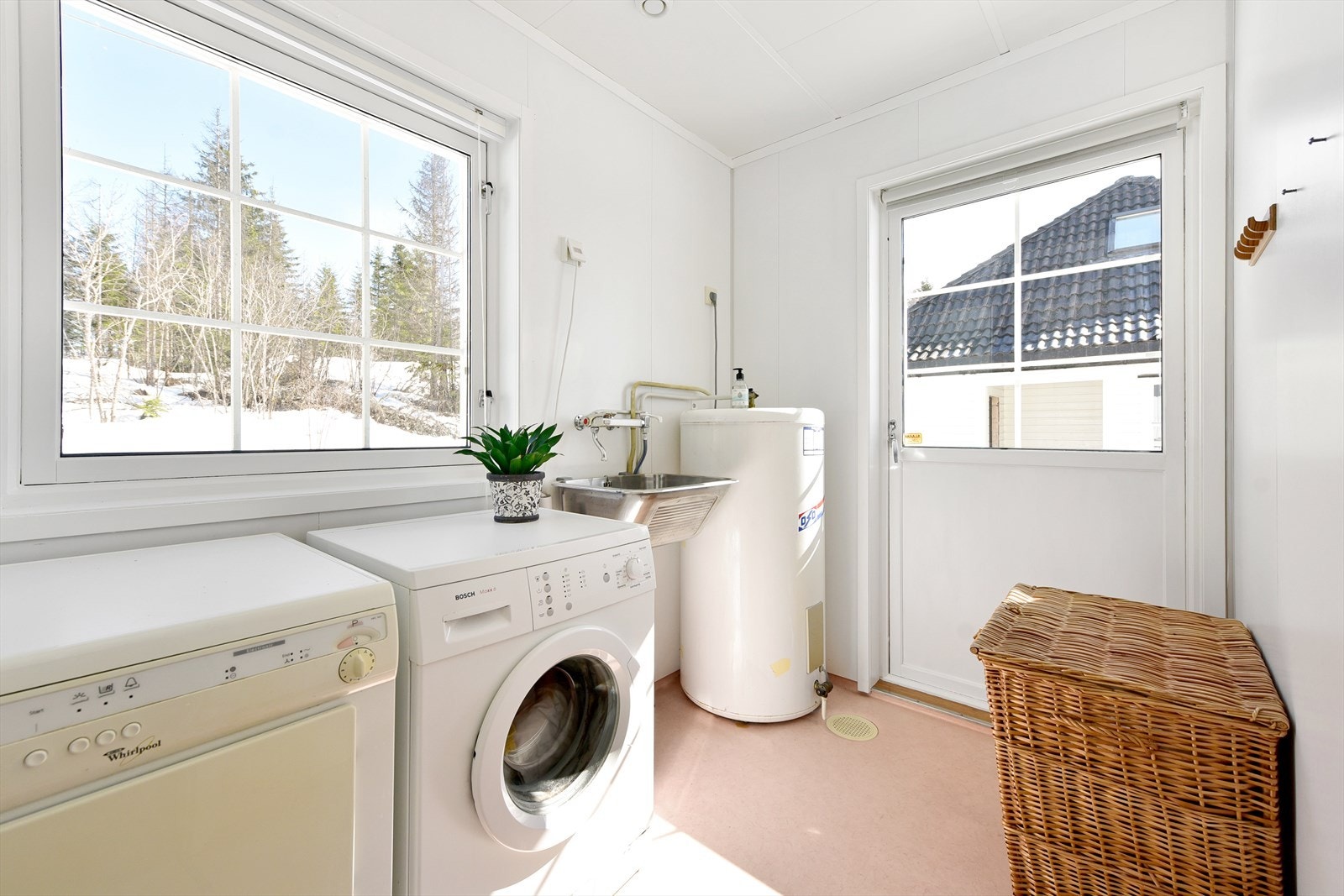 God å ha egen vaskerom i boligen. Det er dør ut til bakkenivå... Galleribilde