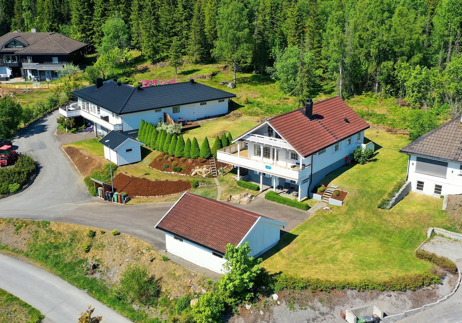 Eiendommen ligger høyt og fritt i terrenget, og har lett adkomst fra kommunal veg. Det er i tillegg fint utsyn over Grua. Galleribilde