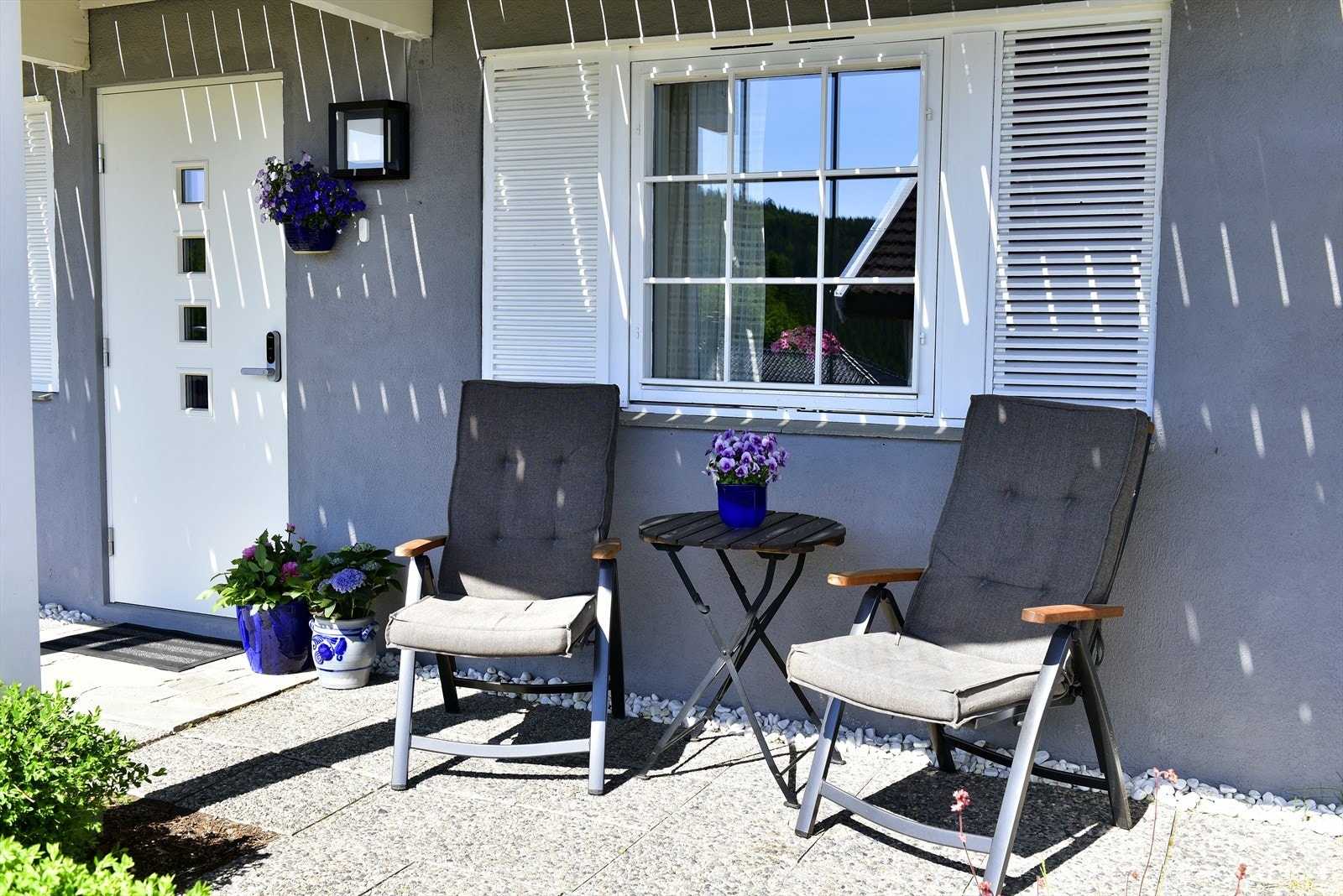 De er inngang i første etasje, noe få skritt fra parkeringen. Galleribilde