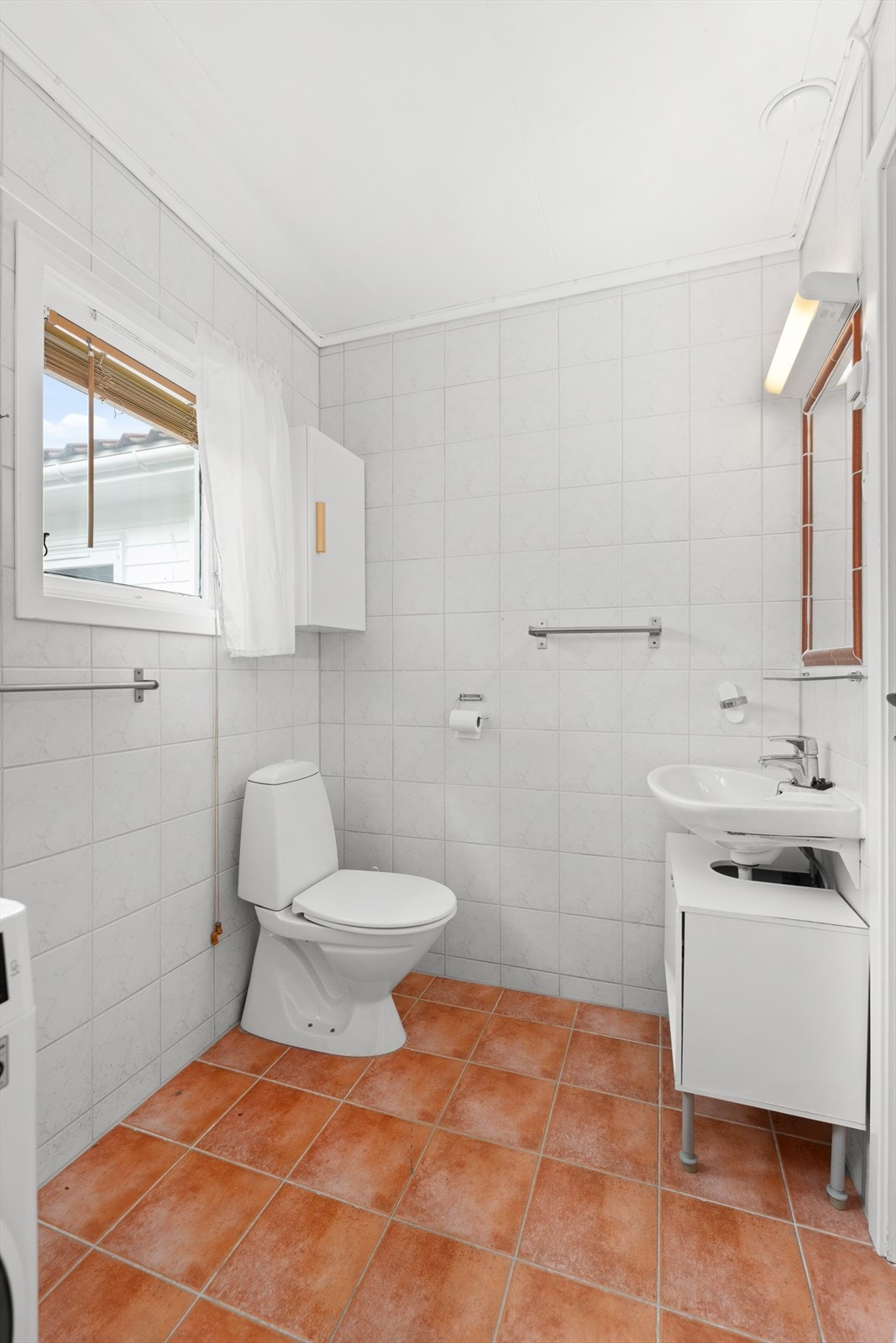 Bad med dusj, wc og servant. Opplegg til vaskemaskin. Galleribilde