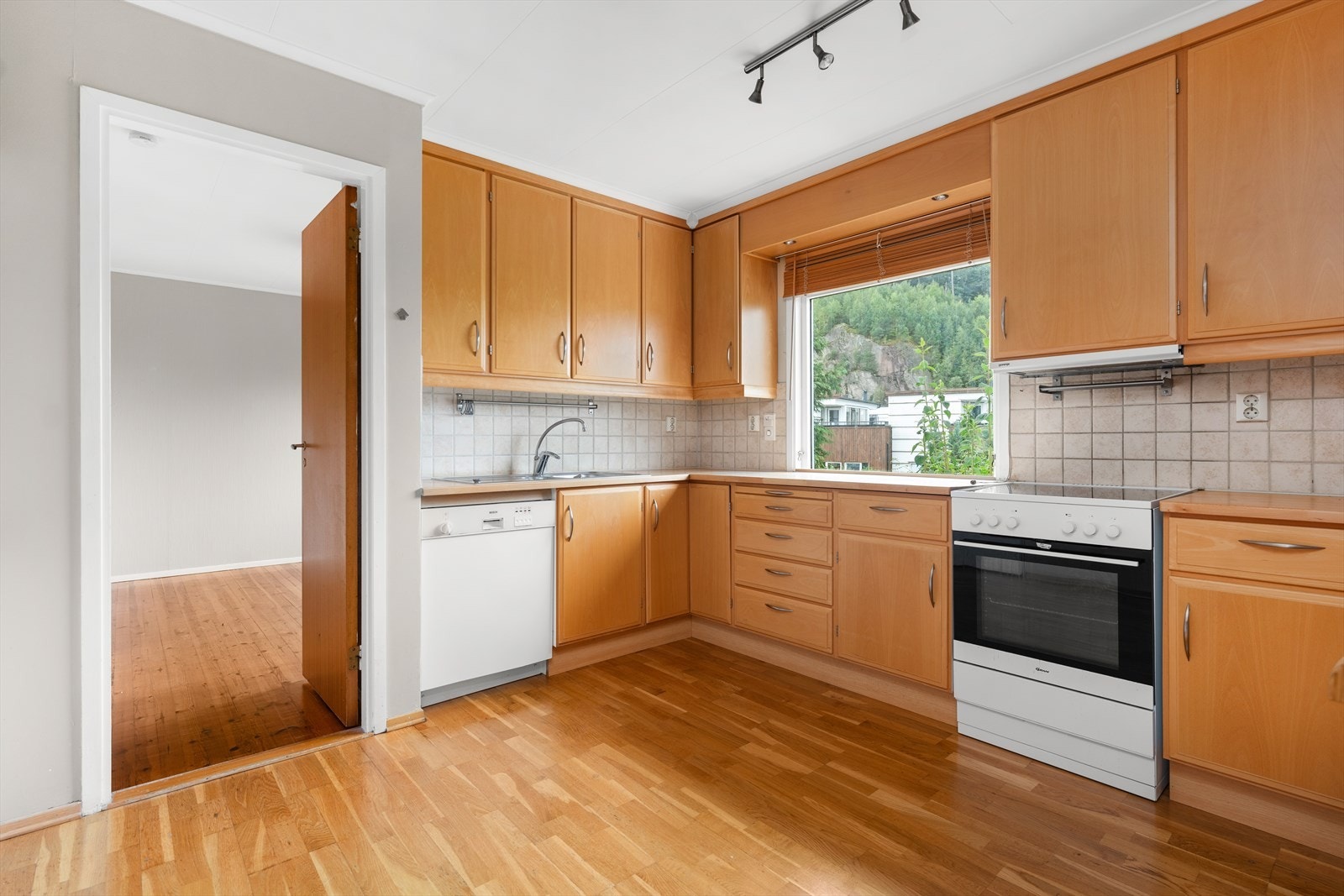 Kjøkken med oppvaskmaskin og komfyr. Galleribilde