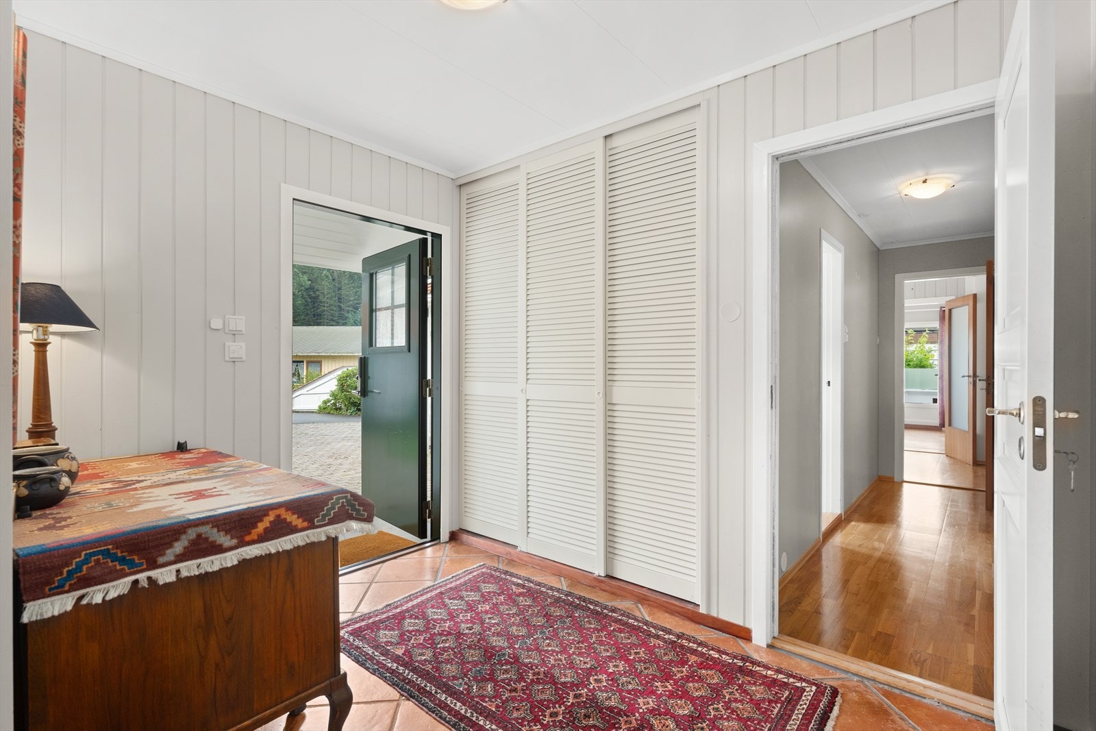 Fra hovedinngangen er det tilgang til den "gamle" delen som kan brukes til utleie, eller innlemmes som en del av hoveddelen. Galleribilde