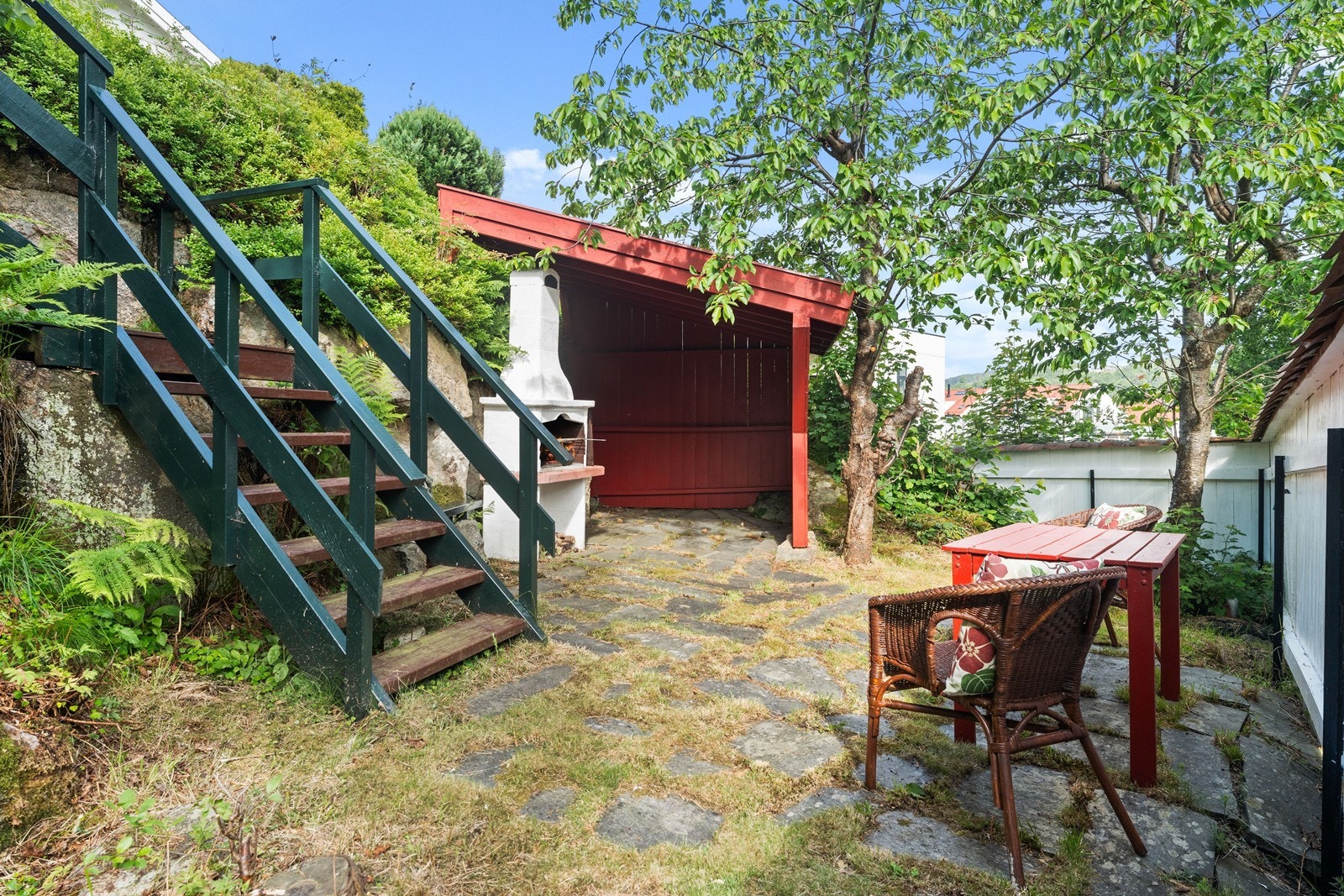 Nedenfor hagestuen er en egen grillplass Galleribilde