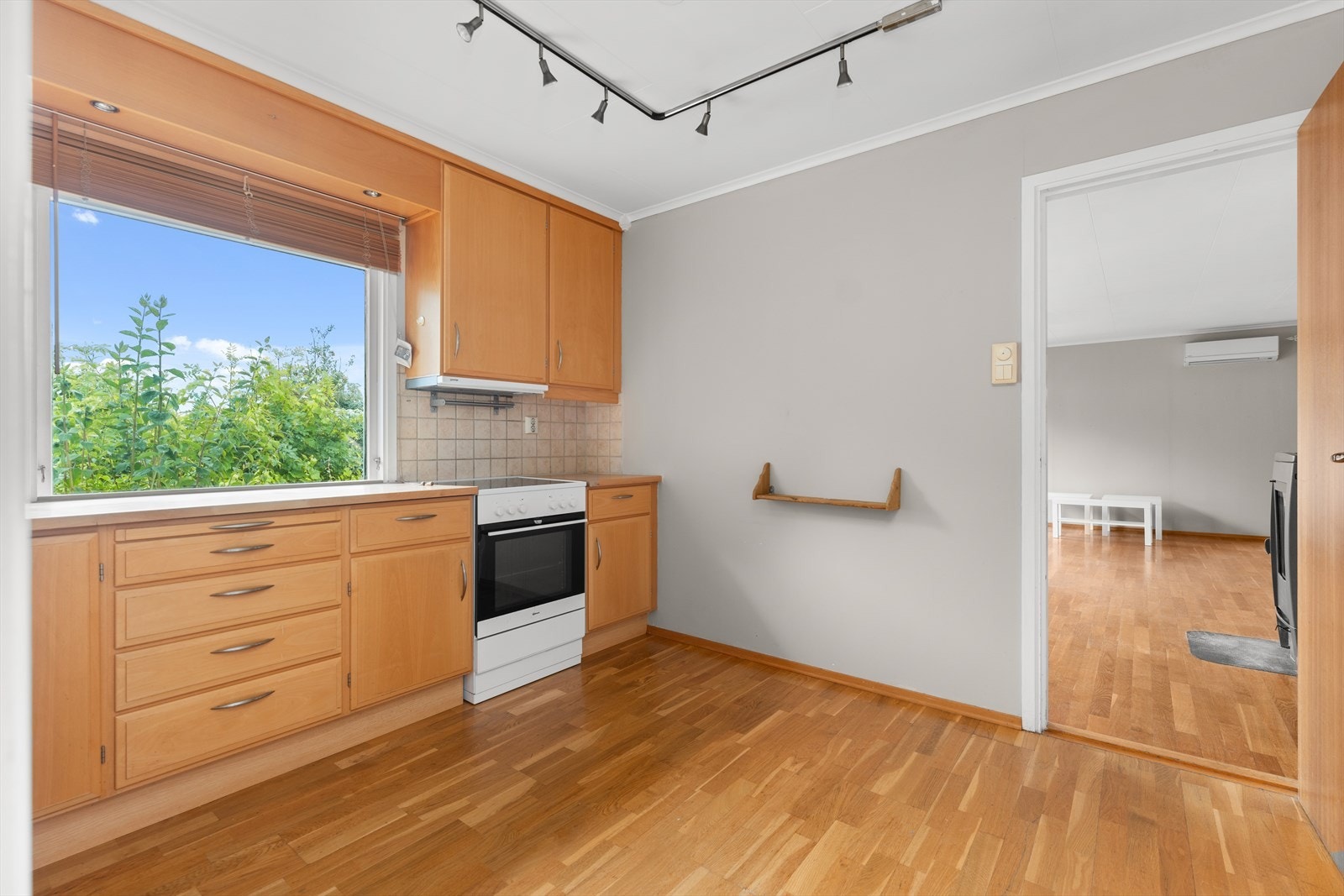 Kjøkkenet ligger på innsiden av stuen. Galleribilde