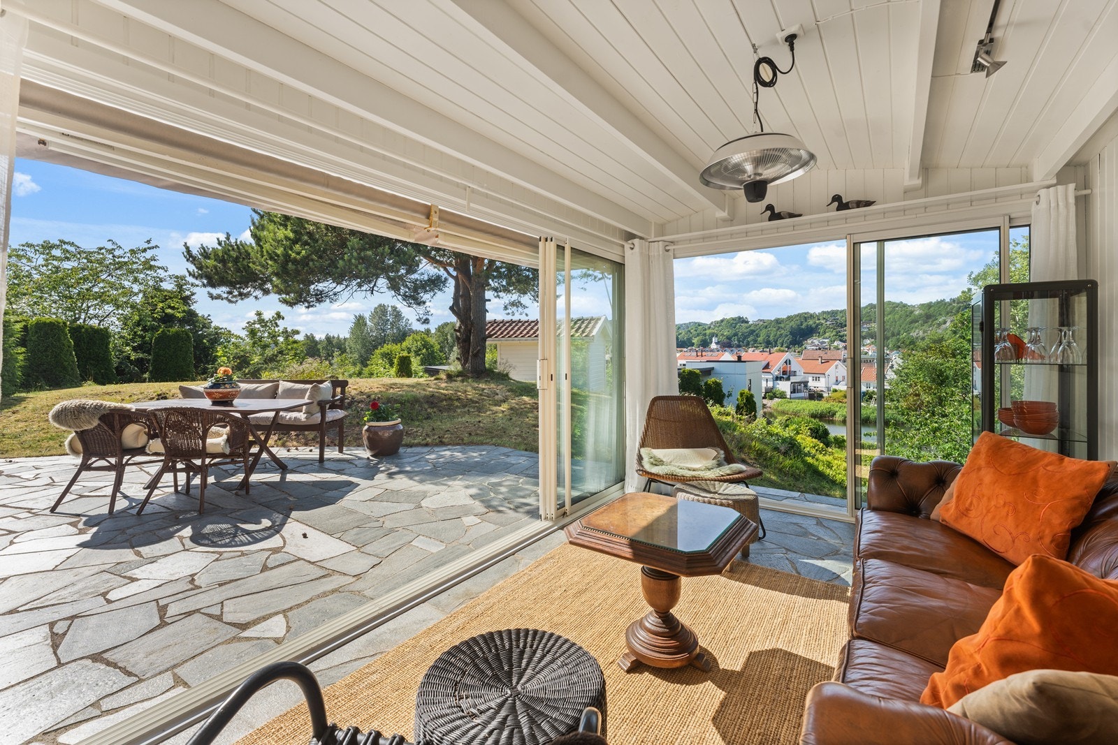 Vestvendt hagestue med to glassvegger som kan åpnes Galleribilde