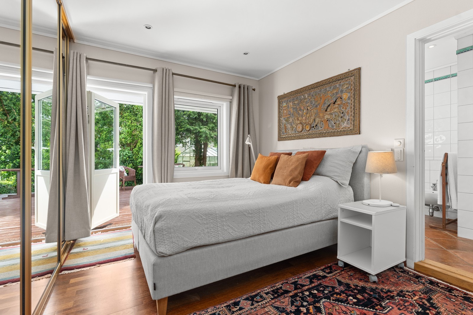 Her er det tilgang til et eget bad og terrassen utenfor Galleribilde