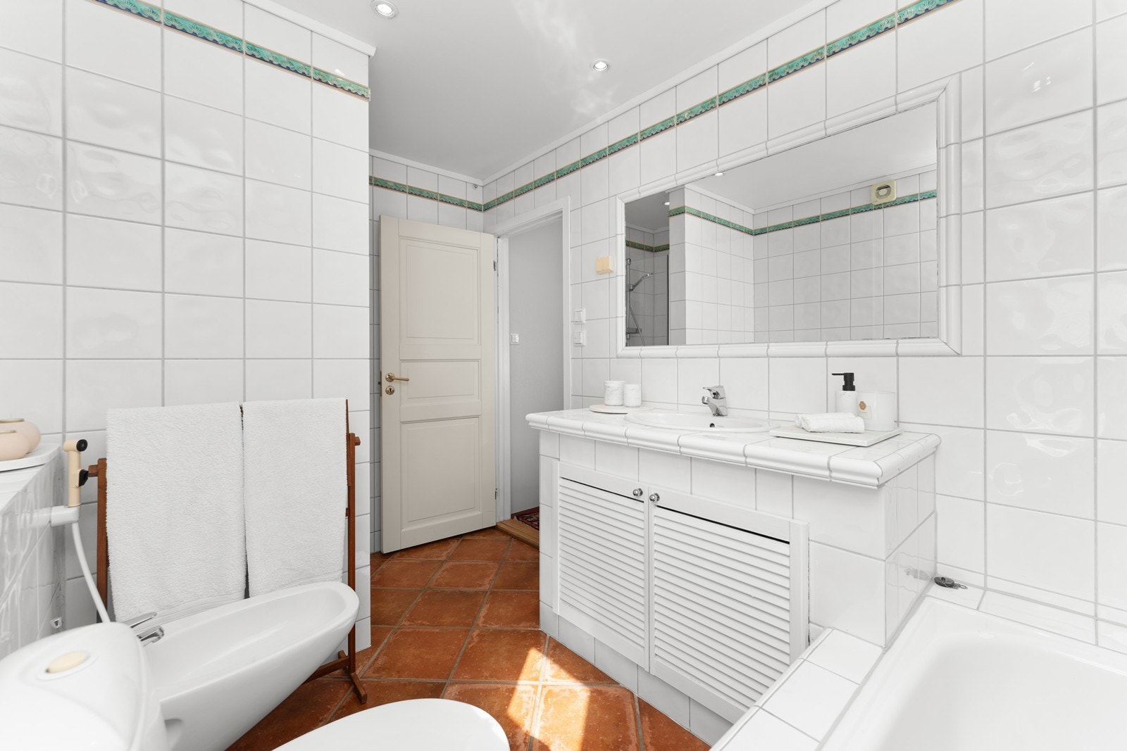 Her er det innredet med badekar, dusnisje og bidet Galleribilde