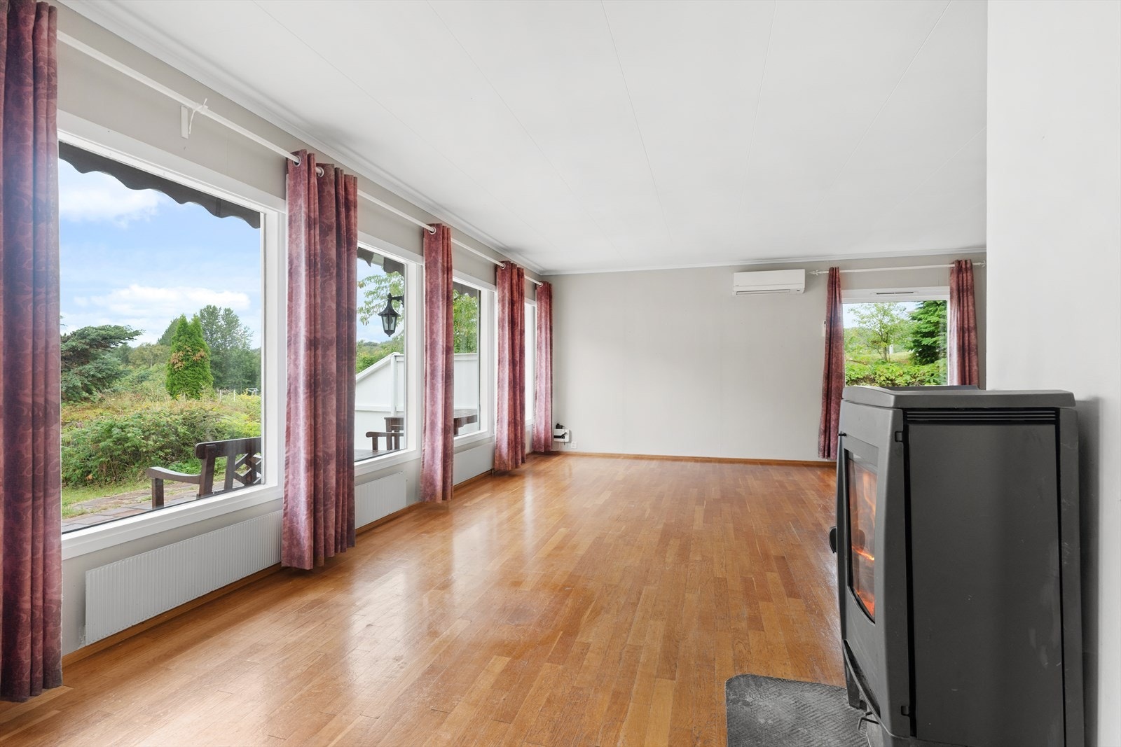 Store vindusflater med utgang til flott uteplass. Galleribilde