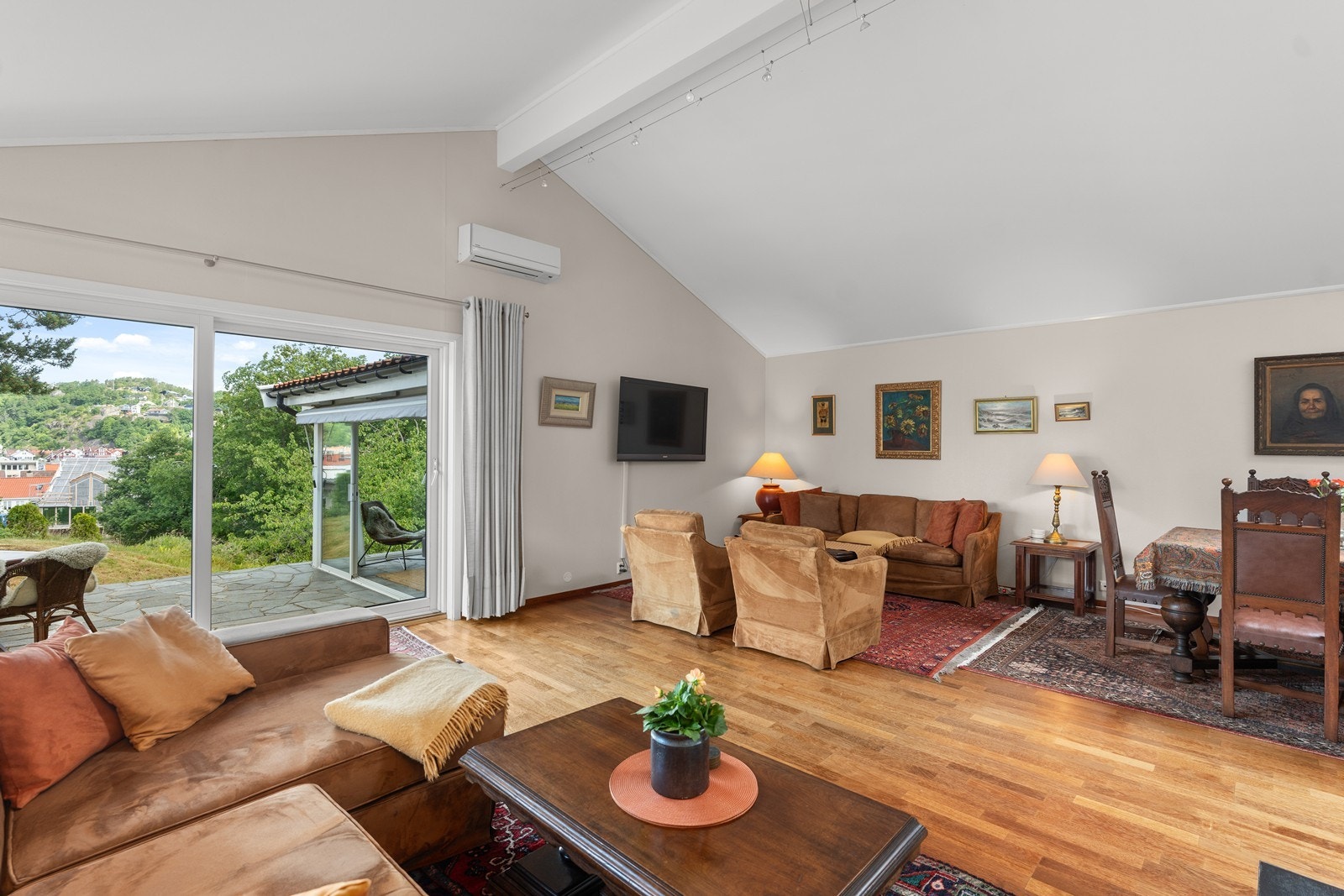 Stuen er stor med god plass til flere sittegrupper Galleribilde