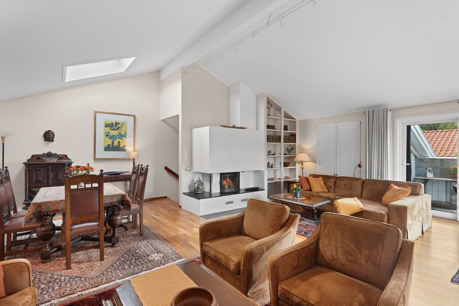 Lekker peis som skaper et lunt midtpunkt i rommet Galleribilde