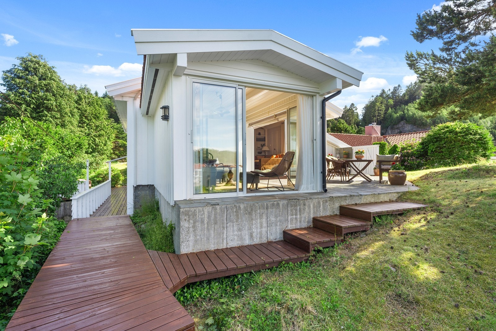 Det løper terrasser langs boligen på flere sider Galleribilde