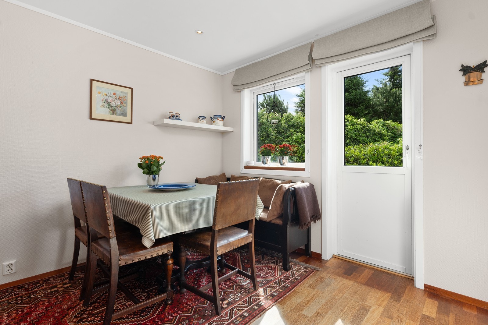 Det er tilgang direkte til uteområdene fra kjøkkenet Galleribilde