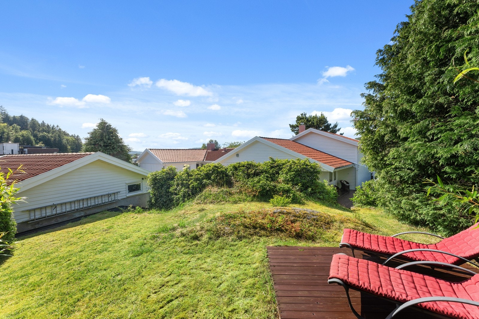 Usjenert og fin solplass i hagepartiet ved garasjen. Galleribilde