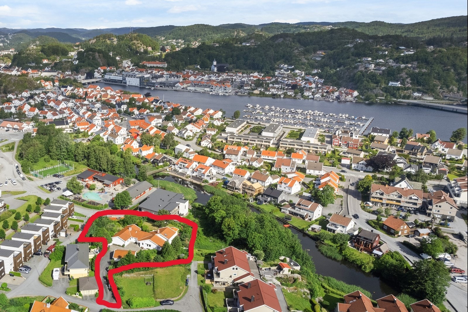 Markøren viser hvor tomten ca går. Eksakte grenser ses i kart vedlagt i prospekt. Galleribilde