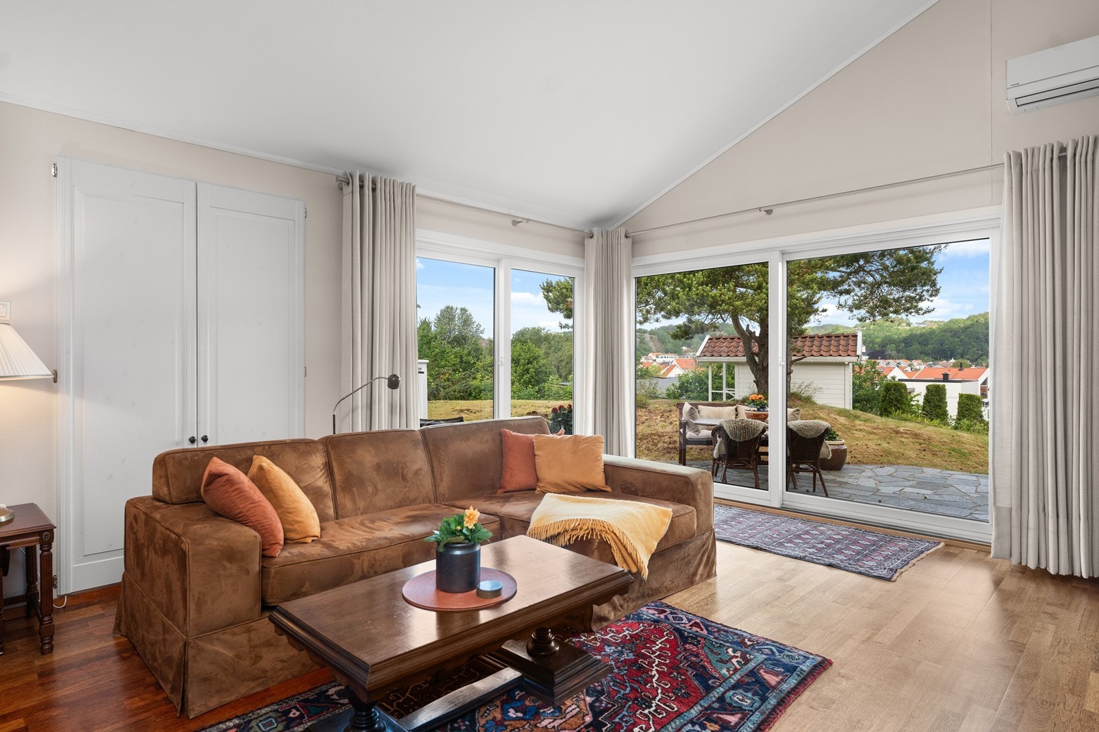 Store vindusflater mot vest sikrer sol og utsikt og gir god kontakt mellom inne- og uteområdene - begge vindusflater kan åpnes Galleribilde