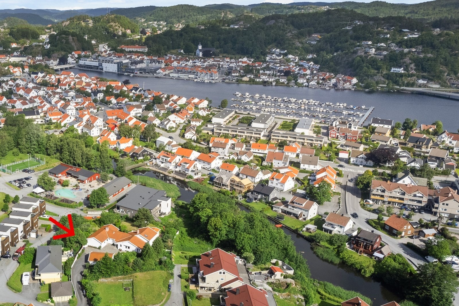 Eiendommen ligger på en liten høyde med privat innkjørsel og gjerde rundt hele tomten. Her er det usjenert og solrikt. Galleribilde