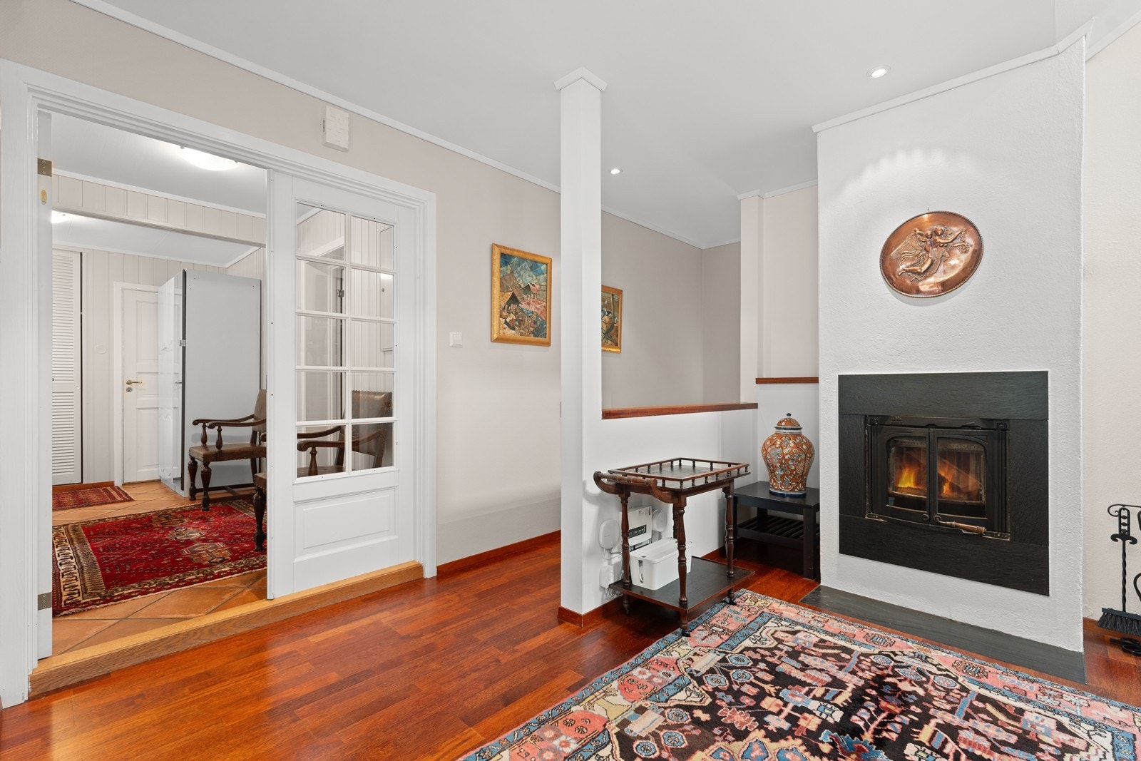 I hallen innenfor gangen er det også en flott peis Galleribilde