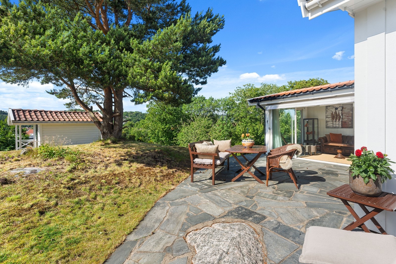 Flott uteplass med nydelig kveldssol. Galleribilde