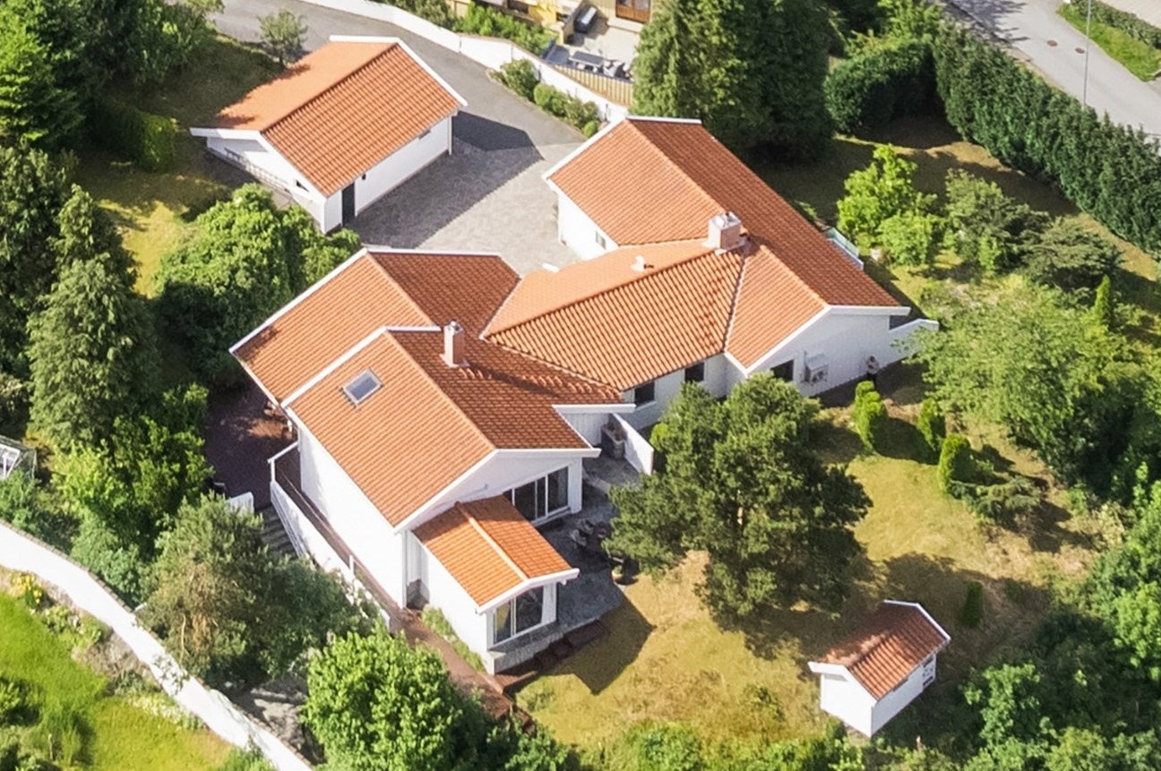 Velkommen til Kvislakroken 16.
Usjenert og inngjerdet tomt. Galleribilde