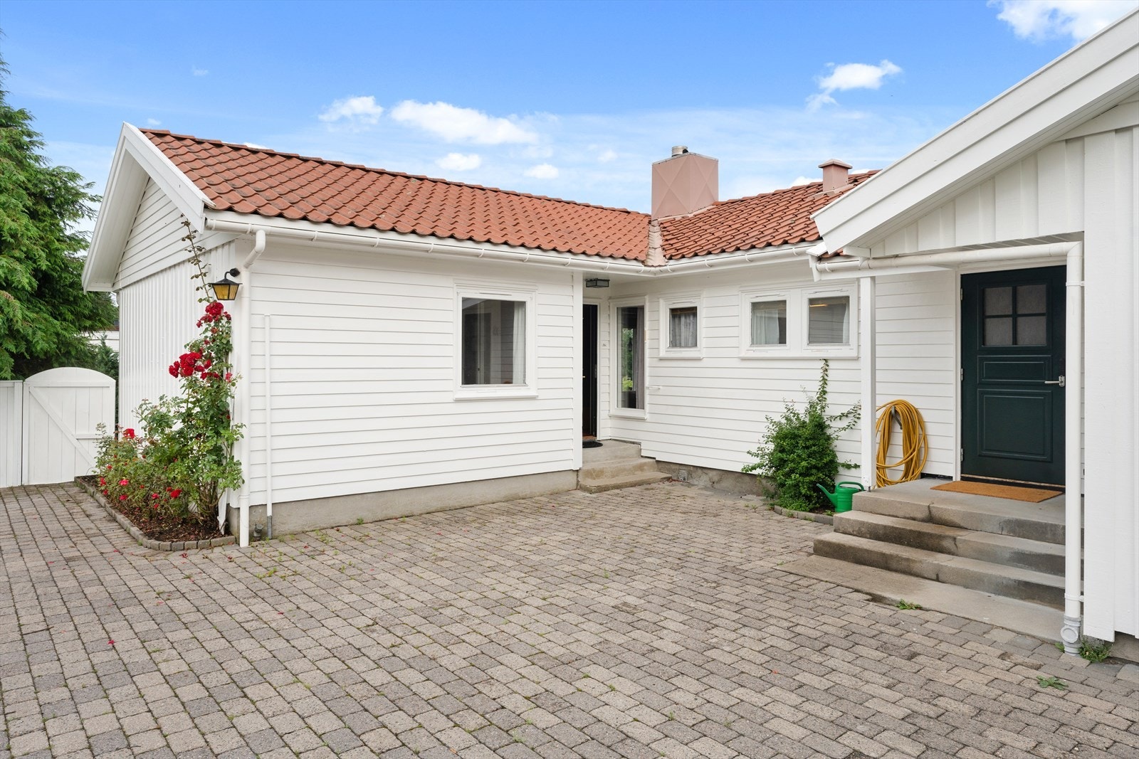 Inngangen til venstre gir direkte tilgang til "den gamle" delen av huset. Galleribilde