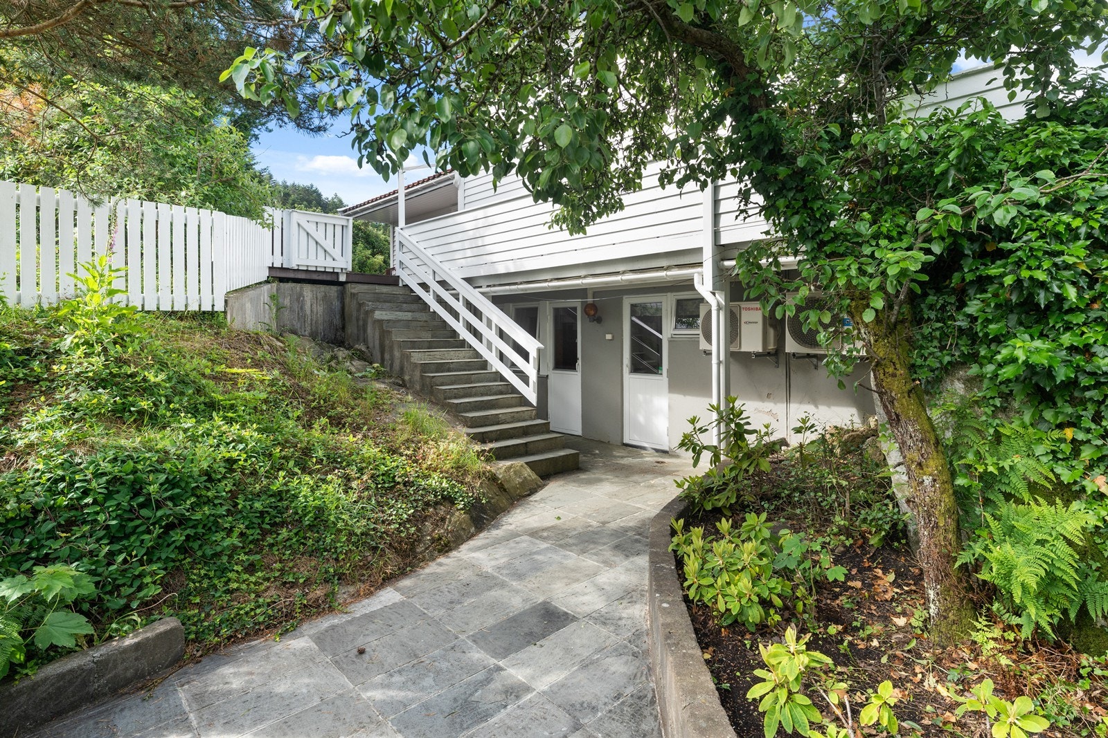 Utenfor kjellerstuen er en egen platting med tilgang direkte fra terrassen ovenfor Galleribilde