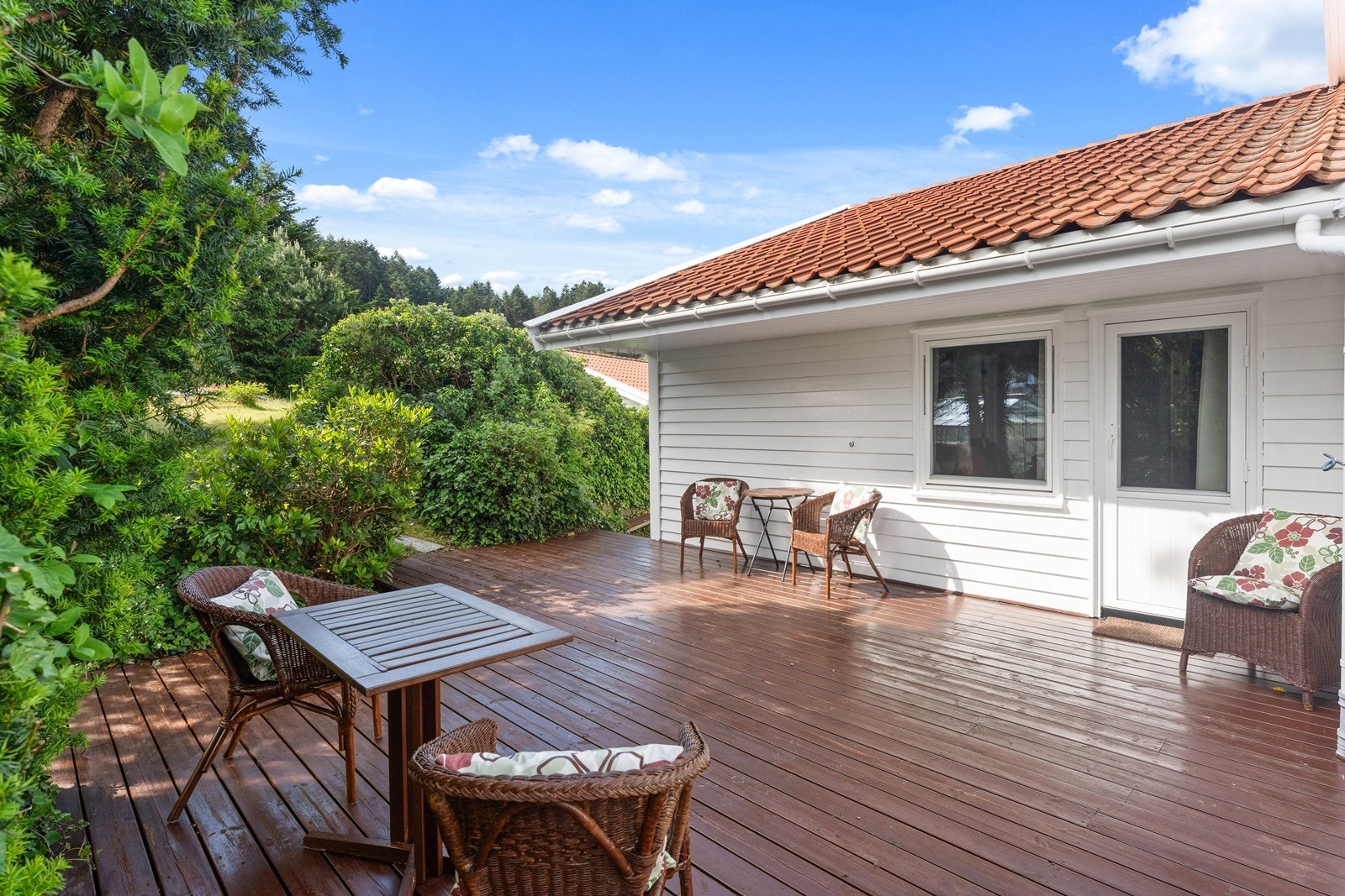 En større terrasse ut fra hovedsoverommet - her er det adkomst til solplassen og inngangspartiet. Galleribilde