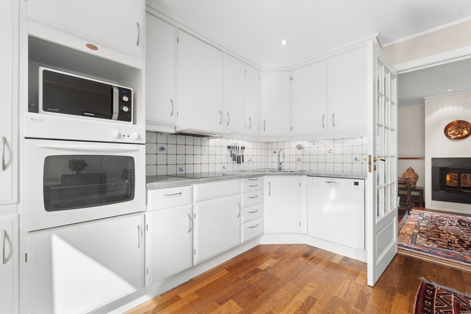 Kjøkkenet ligger like innenfor den store hallen Galleribilde