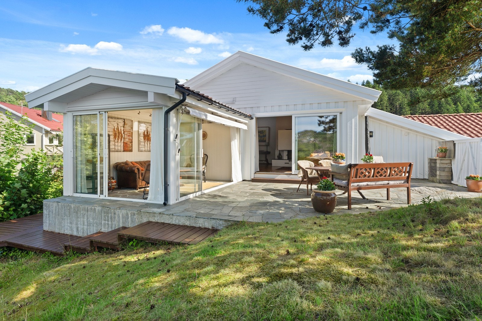 Sol til sen kveld med fin ly for vær og vind og utsikt mot Kvisla og byen Galleribilde