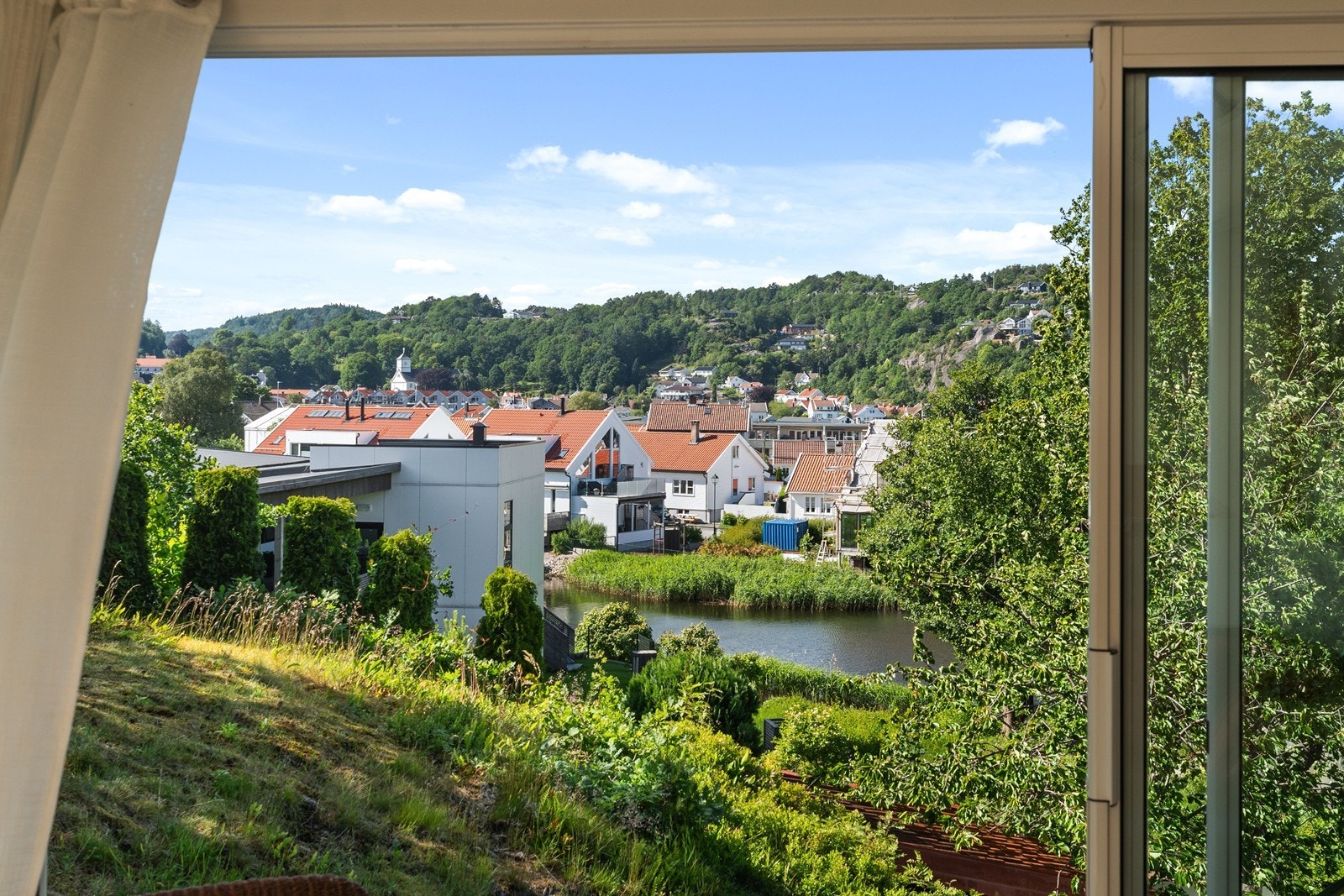 Herfra er det flott utsikt mot Kvisla og byen Galleribilde