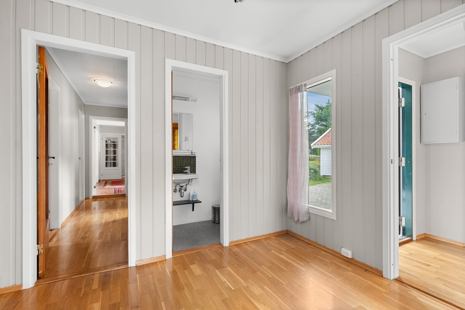 Bilde viser inngangspartiet samt tilgangen inn til hoveddelen. Galleribilde