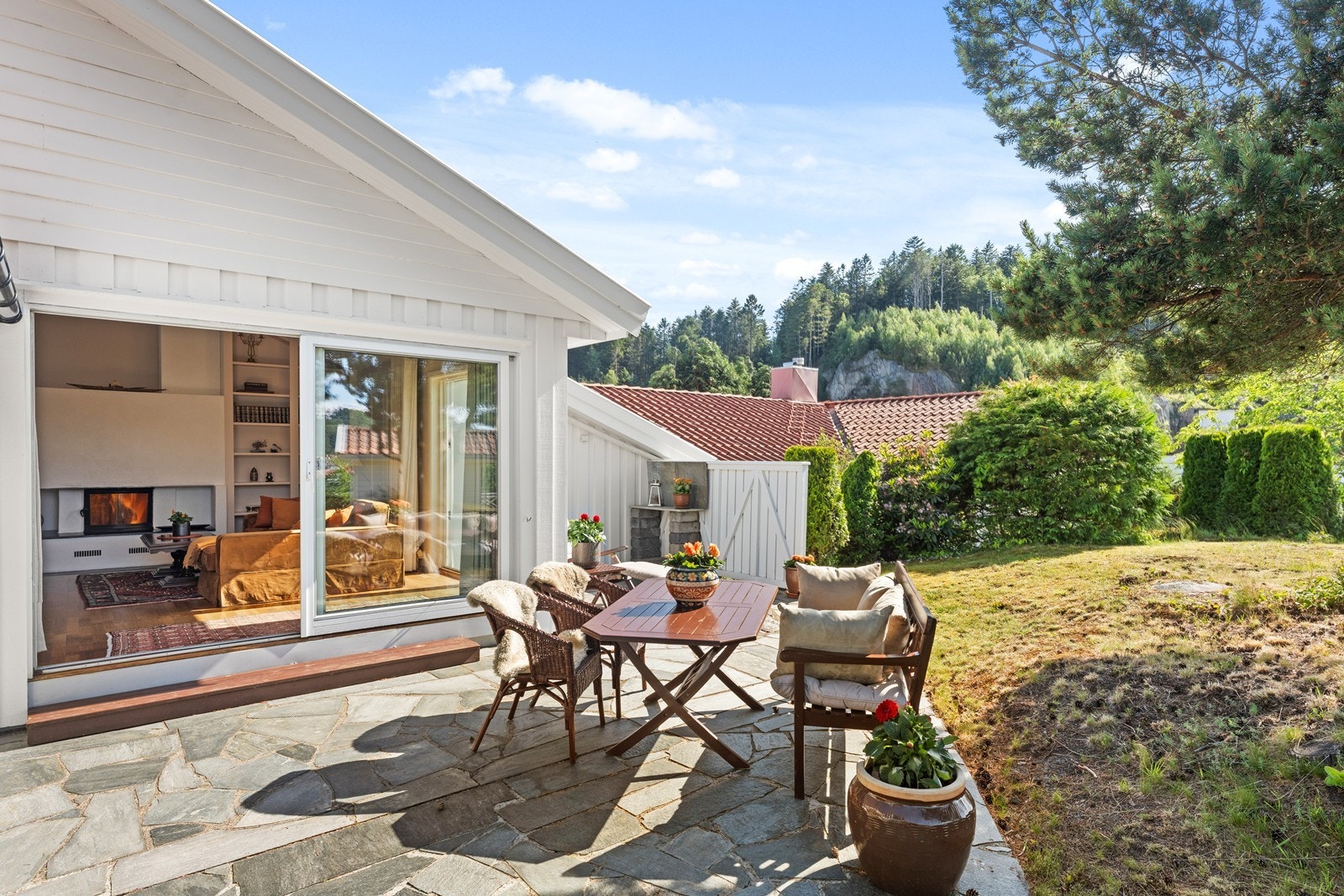 Fin terrasse rett ut fra stuen med direkte tilgang til plenen og terrasse. Galleribilde