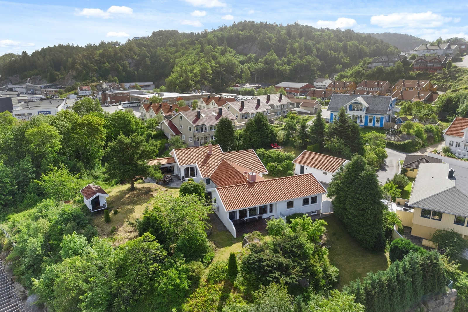 Tomten sett fra vest med det opprinnelig huset i front og nyere del bak. Galleribilde