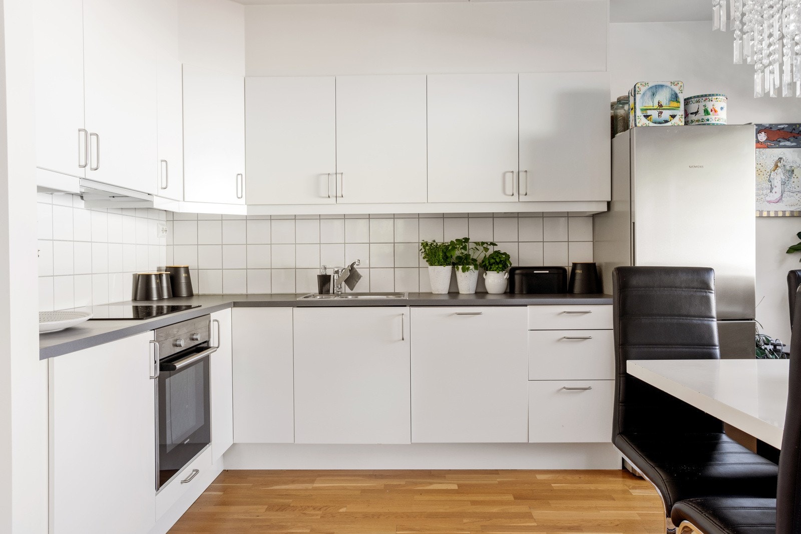 Moderne åpen kjøkkenløsning mot stuen Galleribilde