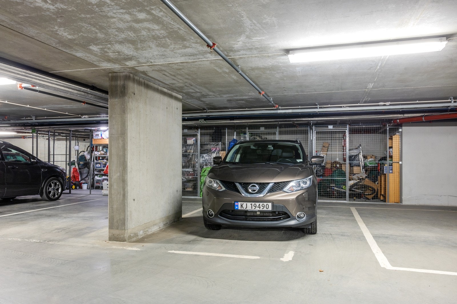 Garasjeplassen og sportsboden har gunstig plassering like ved heisen Galleribilde