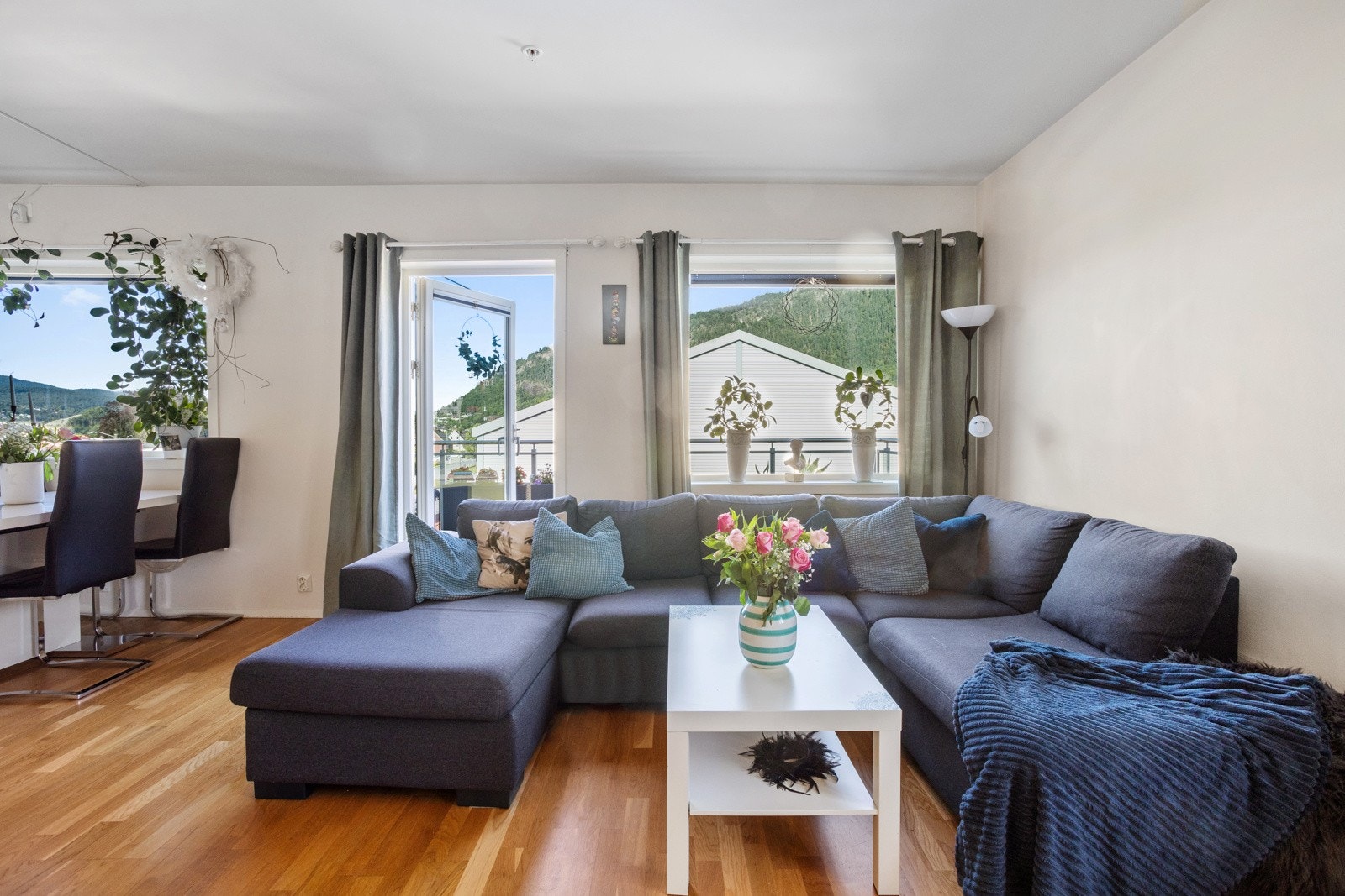 Størrelsen på stuen gir flere alternative møbleringsløsninger Galleribilde