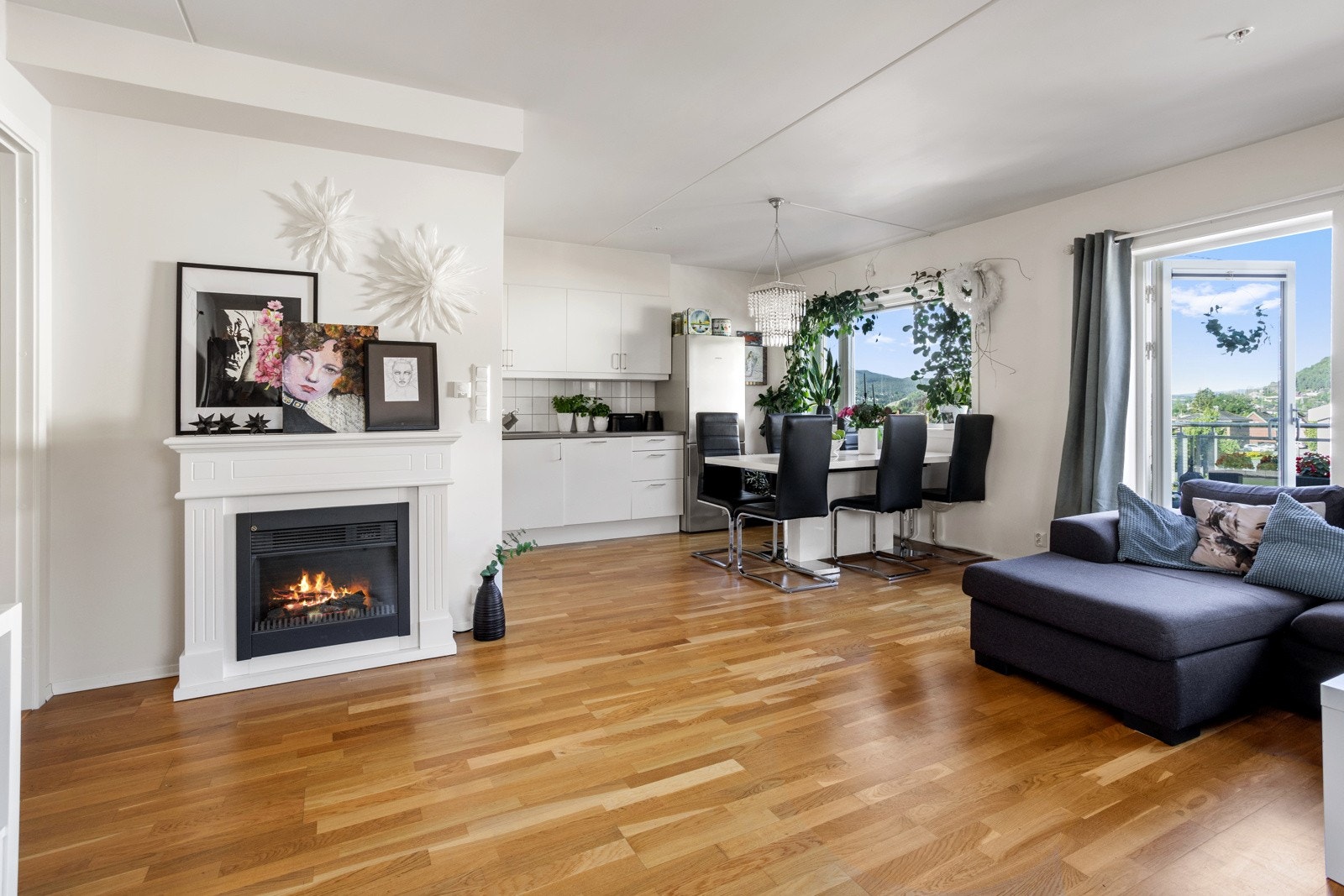 Stor stue med spisestue med utgang til balkong Galleribilde