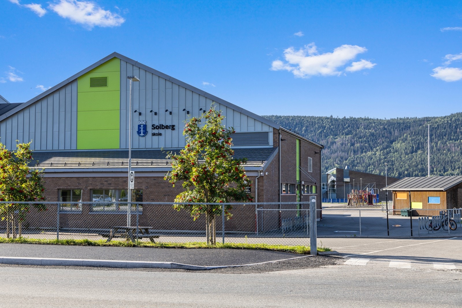 Indrettshall et steinkast unna Galleribilde